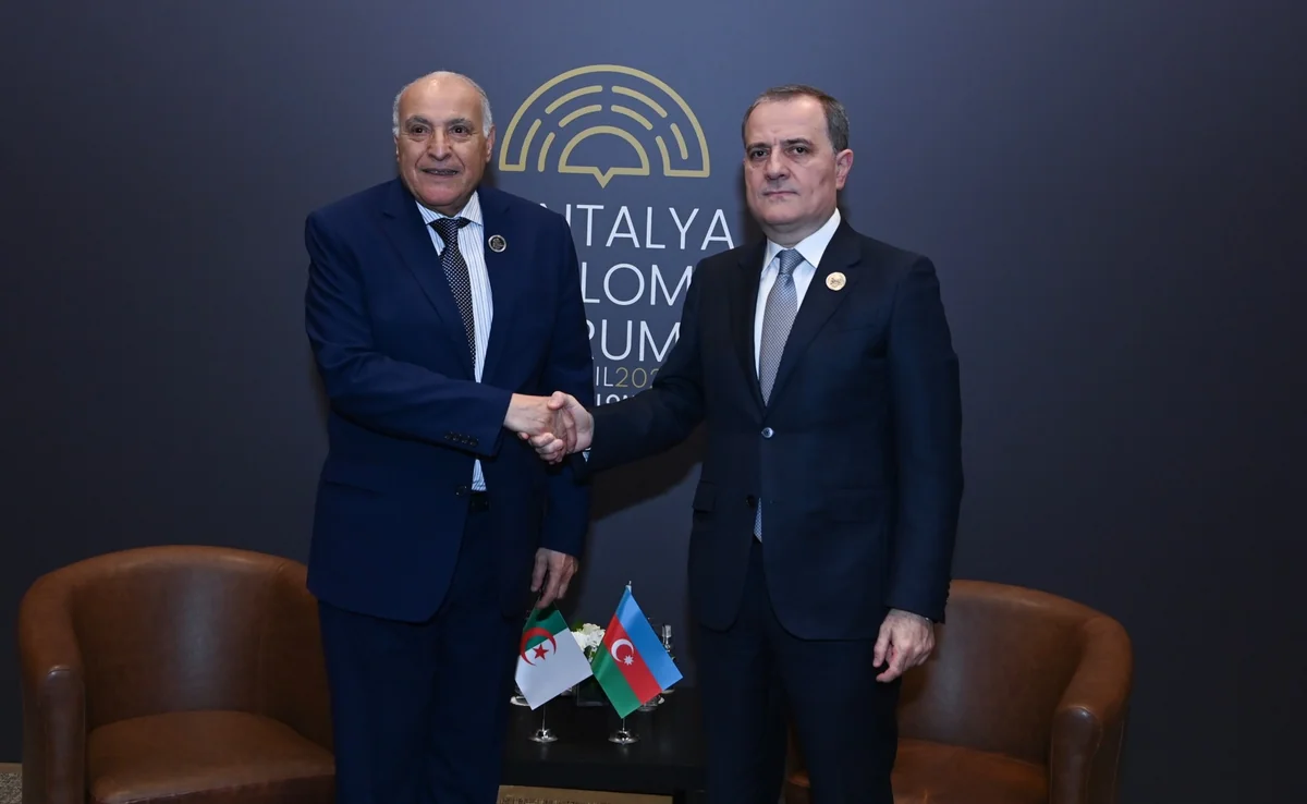 Главы МИД Азербайджана и Алжира подчеркнули важность деэскалации на Ближнем Востоке