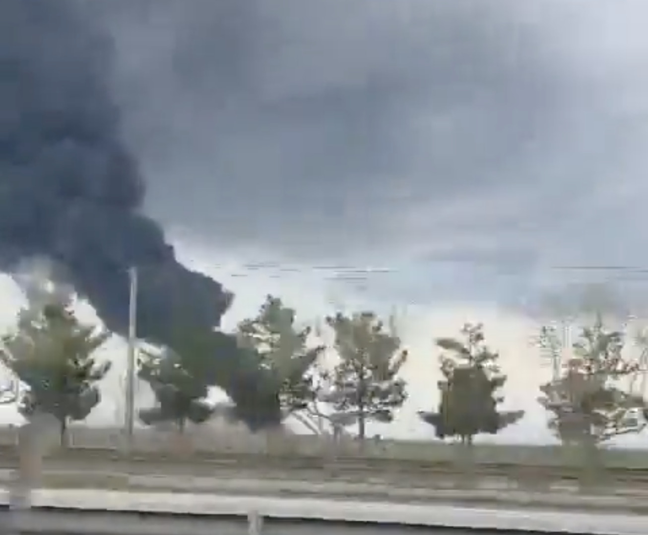 Удар по аэропорту Мешхеда: дым поднимается над Ираном