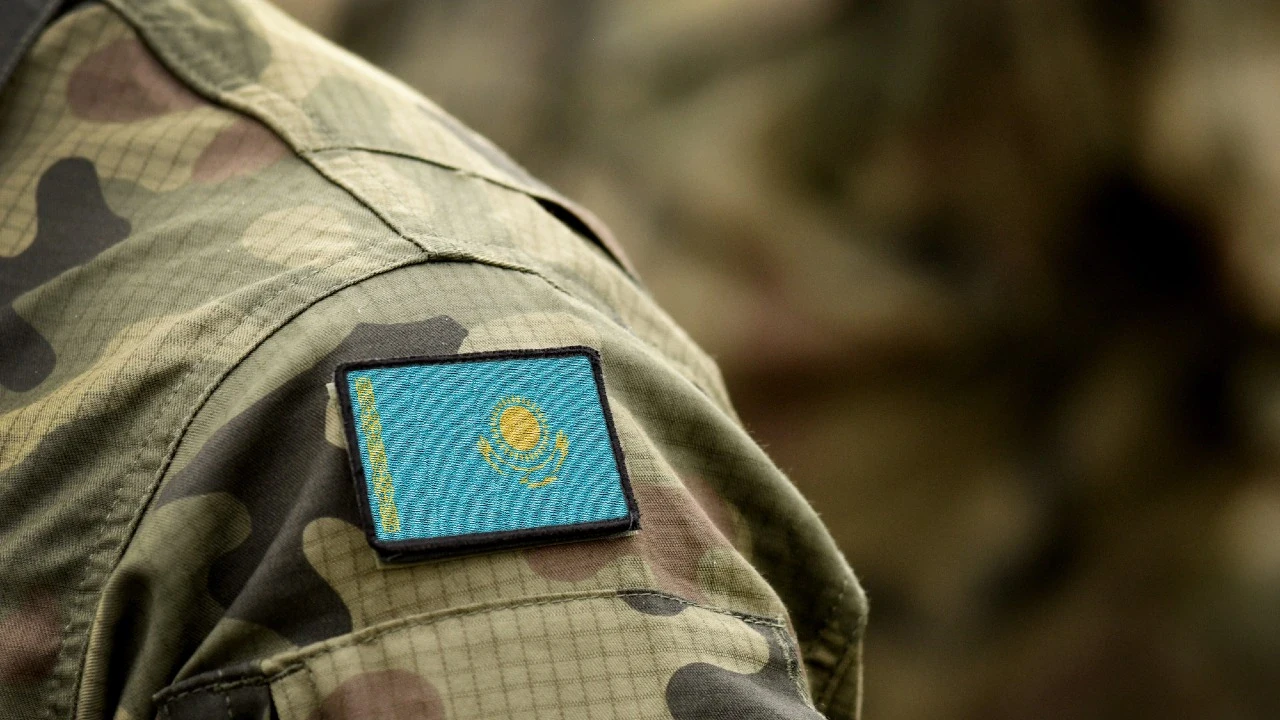 Дискредитировал воинскую службу: мужчину, записавшего видео в военной форме, наказали в Казахстане