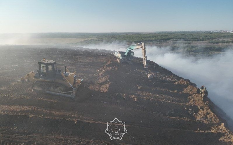 Пожар на полигоне ТБО продолжают тушить в Астане