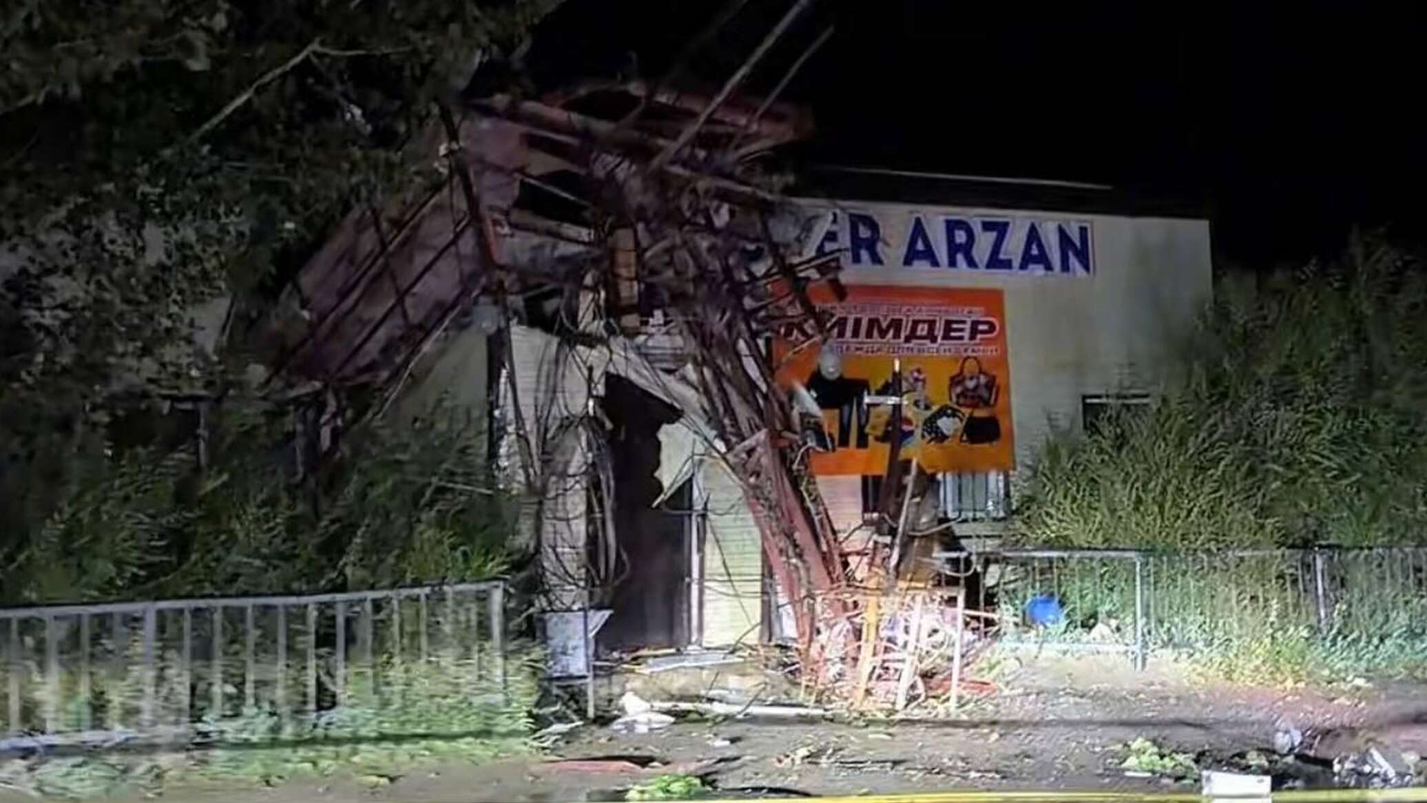 Ақтөбе облысында байланыс мұнарасы құлап, үш адам зардап шекті