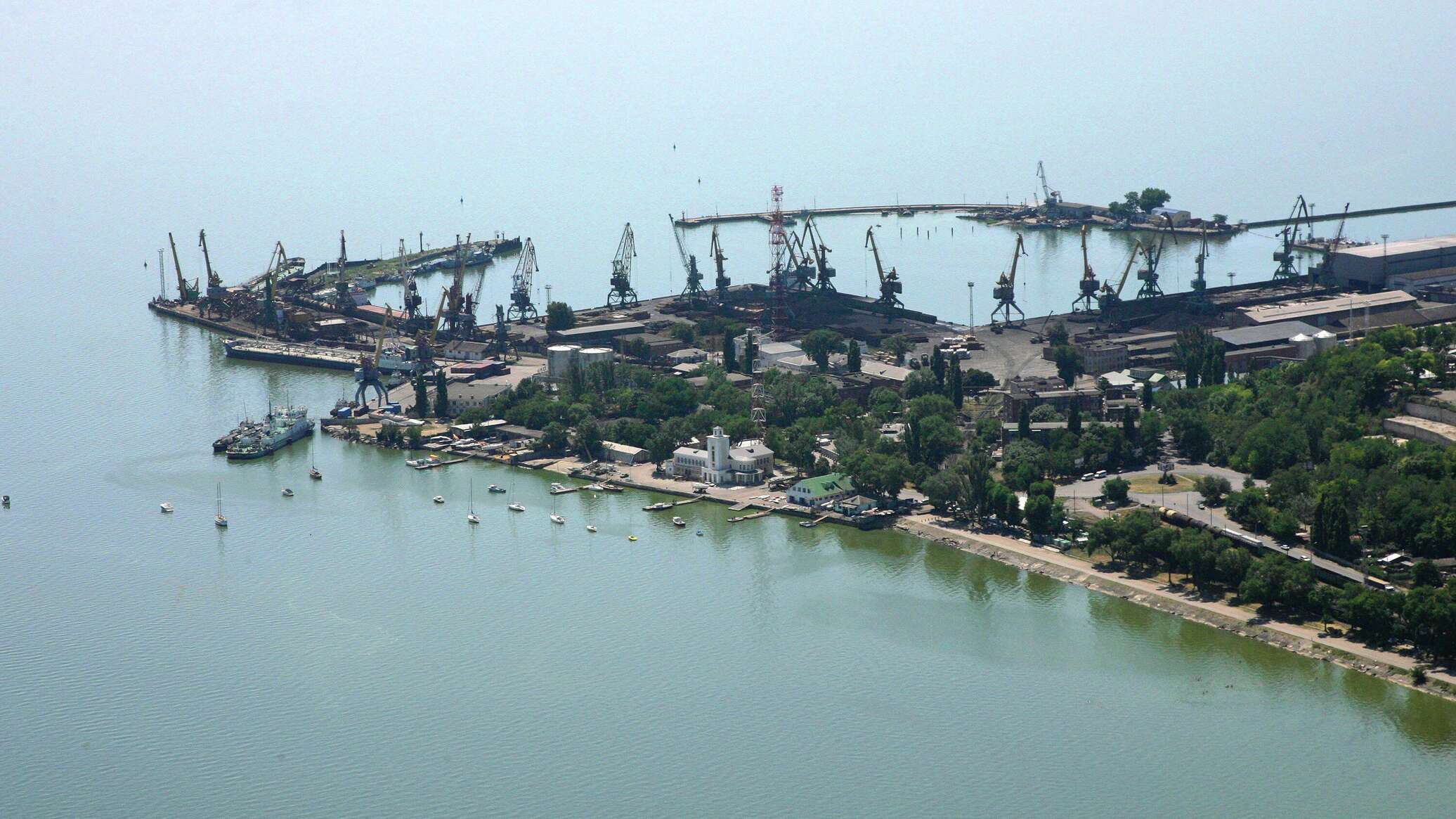 ВСУ атаковали четыре судна в Азовском море