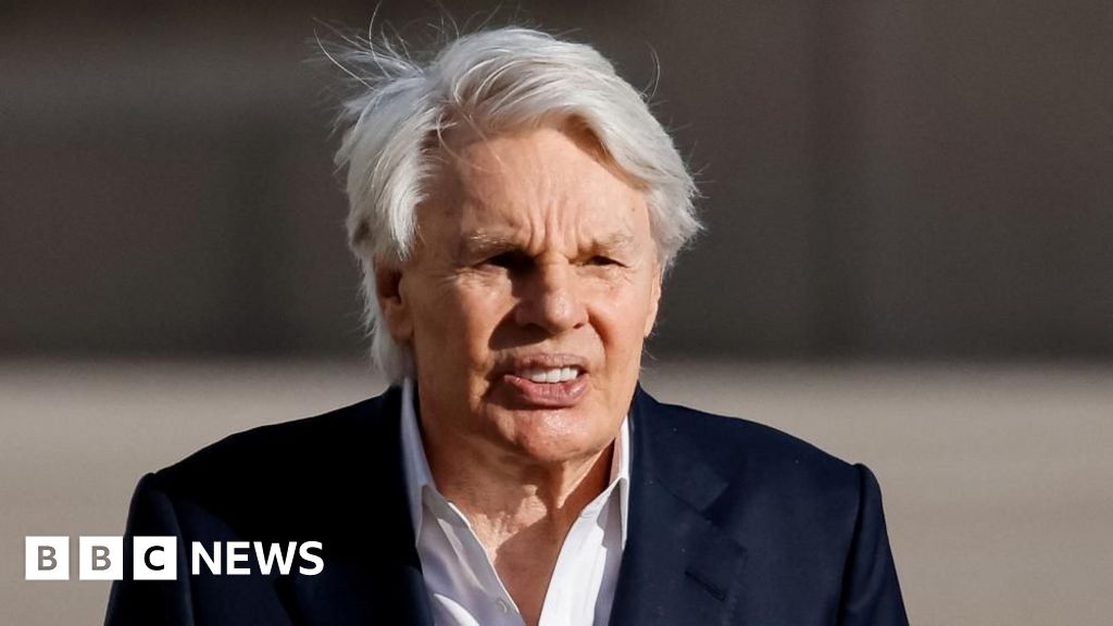 Записи телефонных разговоров экс-главы Abercrombie ставят под сомнение его способность к суду