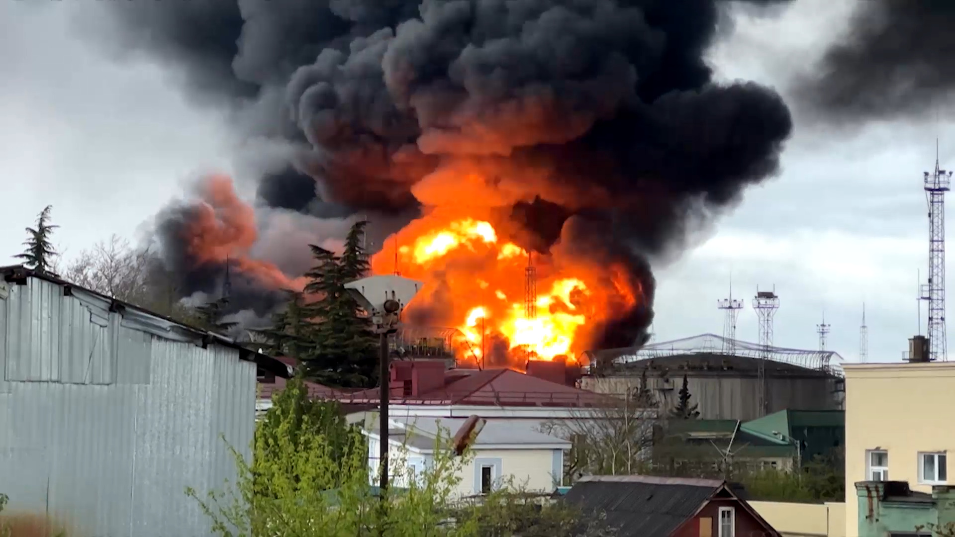 Экологический кризис в российском городе после атаки дронов на НПЗ