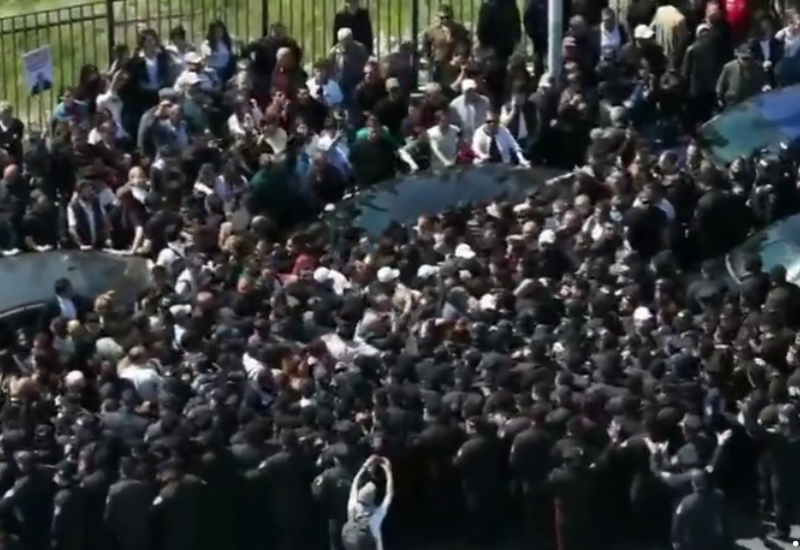 Сторонники Карапетяна спровоцировали в Ереване потасовку с полицией