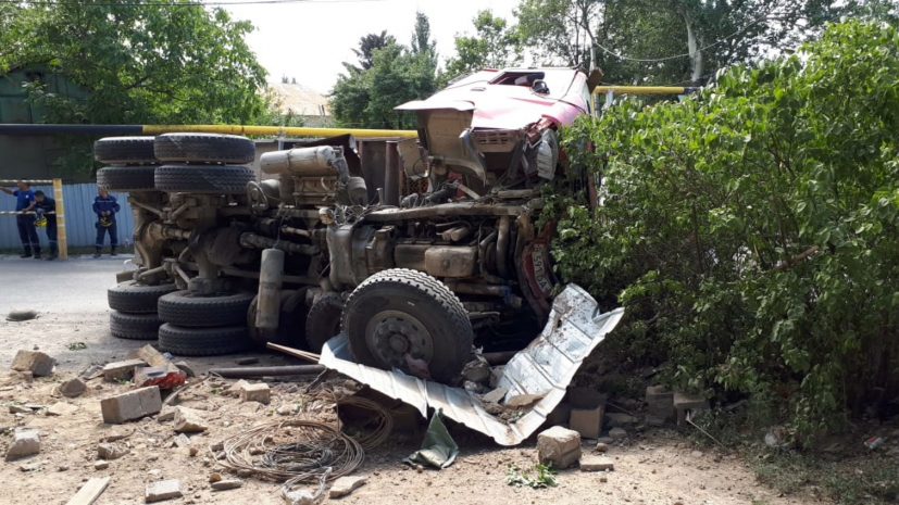 В Алматы КАМАЗ переехал водителя