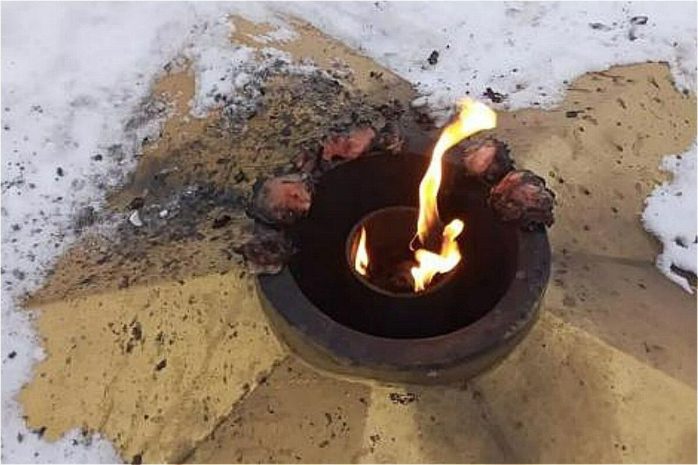 Жарившего шашлык на Вечном огне задержали в Риддере