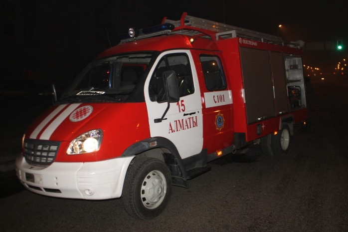 13 часов горит один из корпусов Ульбинского металлургического завода