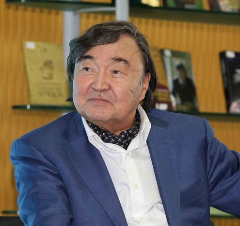 Олжасу Сулейменову присвоено звание «Қазақстанның еңбек ері»