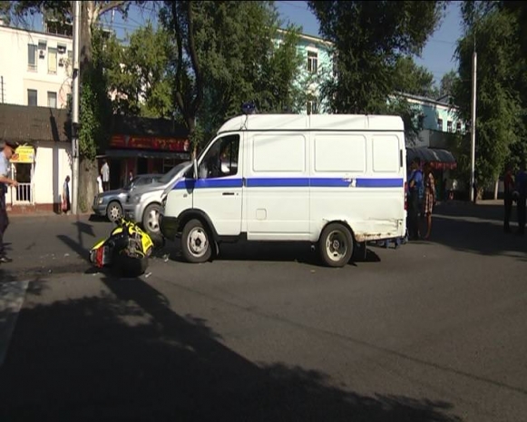 Полицейский совершил ДТП в Алматы (ФОТО)