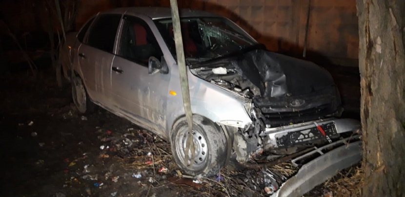 Водитель сбил пешехода и врезался в дерево в Алматы