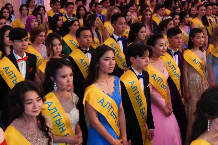 1200 обладателей медали «Алтын белгі» остались без грантов