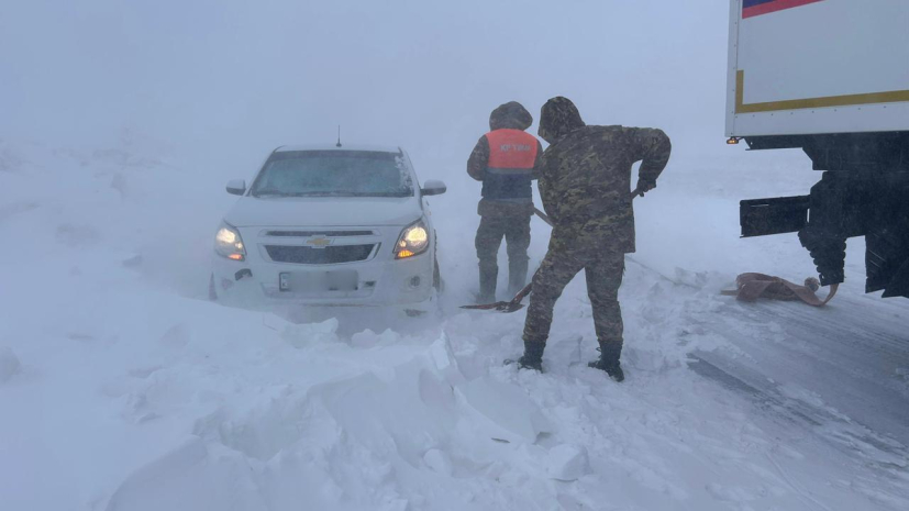 760 человек эвакуированы из снежных заносов на трассах