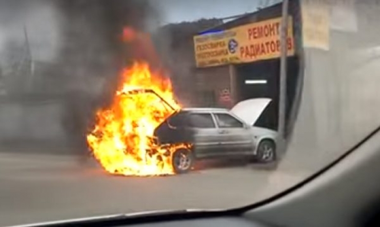 В Алматы сгорела еще одна автомашина (ВИДЕО)