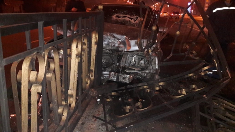 Лихач снес металлический разделитель полос в Алматы