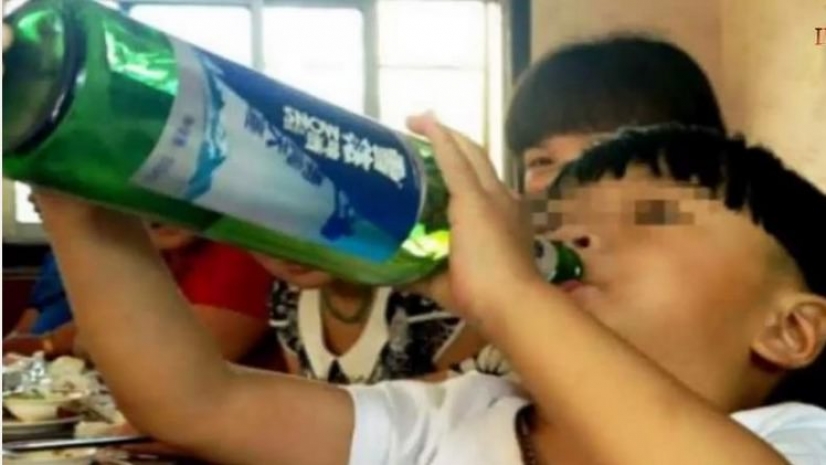 В Китае двухлетний малыш пройдет курс лечения от алкоголизма