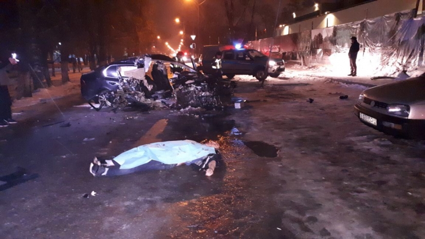 В Алматы очевидцы затушили горящий автомобиль снегом