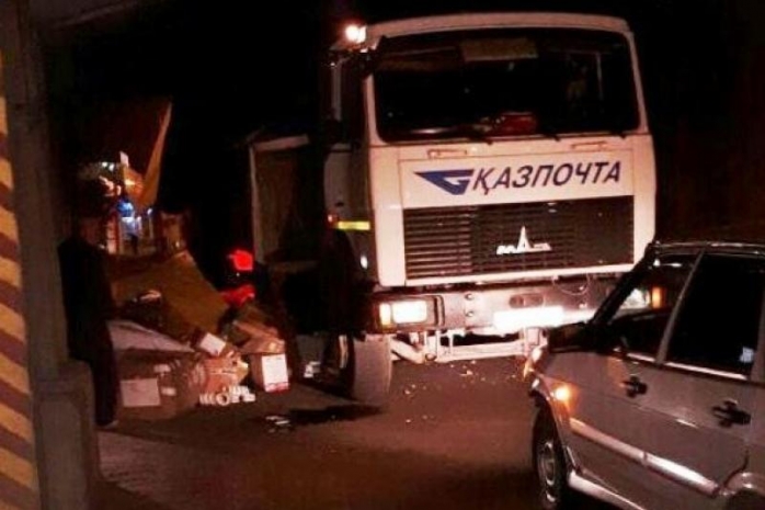 Фура с посылками и почтой врезалась в опору моста в Семее