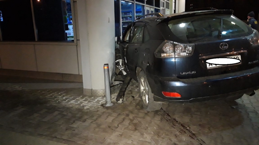 После столкновения автомобиль влетел в АЗС в Алматы