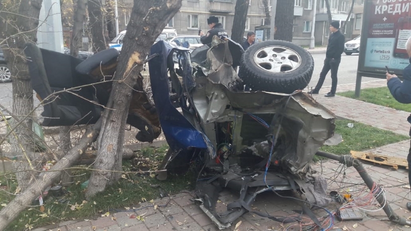 От удара машину разорвало на части: жуткое ДТП в центре Алматы