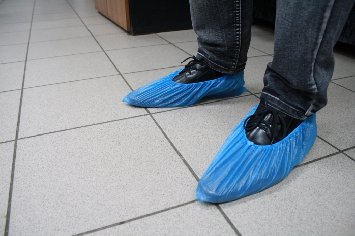 Заставляют покупать бахилы студентов медколледжа в Актау