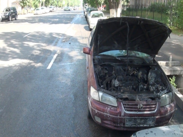 Третья сгоревшая машина за три дня (ФОТО)