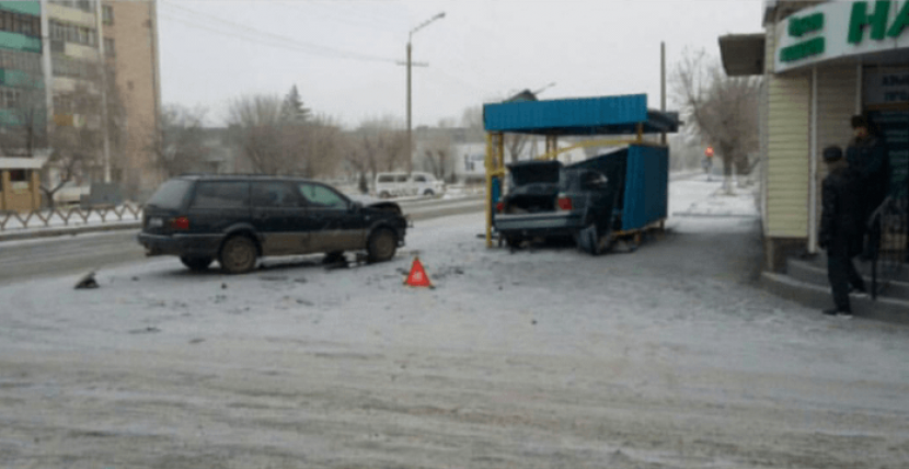 В Экибастузе автомобиль врезался в автобусную остановку