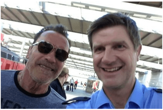 В Мюнхене Шварценеггера задержали за катание по вокзалу на велосипеде