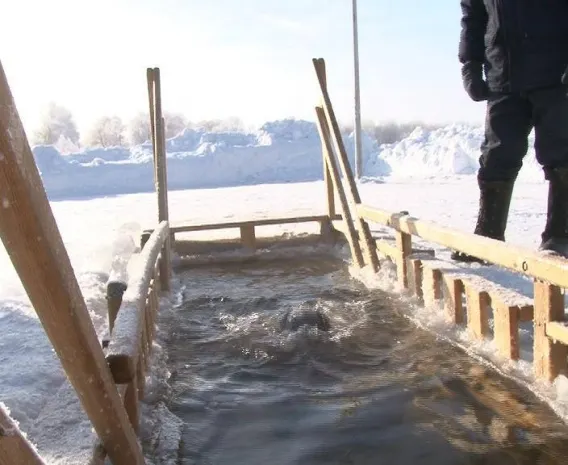 Первые павлодарцы окунулись в купели в крещенский сочельник