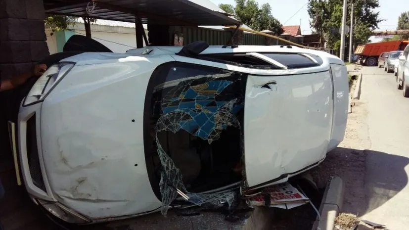 В Алматы перевернулась Lada Granta (ФОТО)