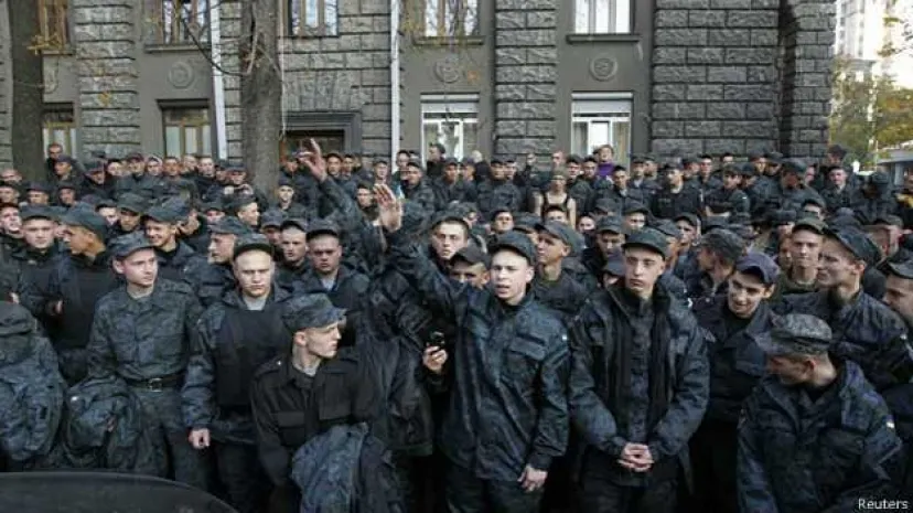 Бойцы Нацгвардии Украины митингуют у офиса Порошенко