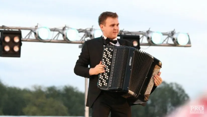 Президент Татарстана подарил казахстанскому музыканту баян