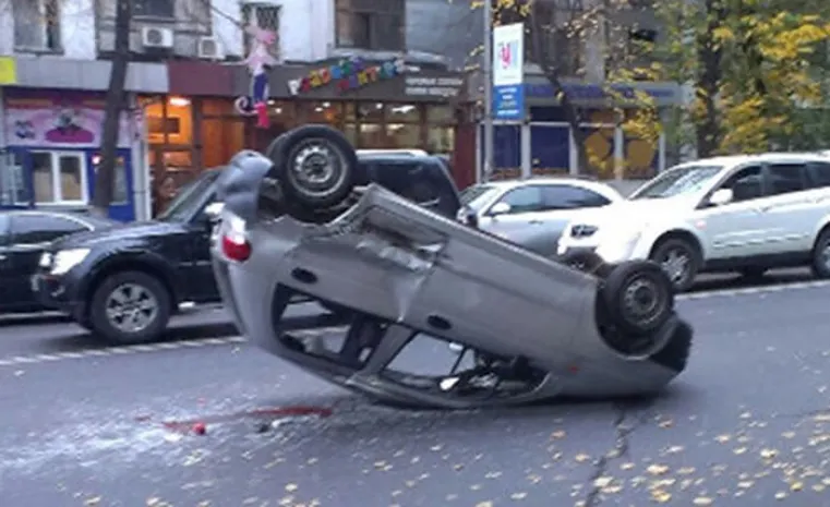 В центре Алматы перевернулся автомобиль, погиб ребенок