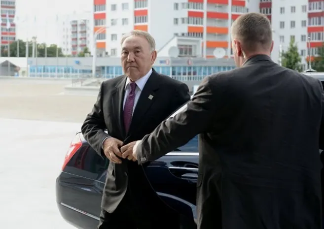 Н. Назарбаев посетил завод, где был сшит его костюм (ФОТО)