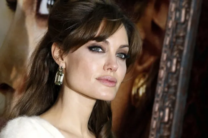 Джоли показала идеальную грудь после операции. Фото