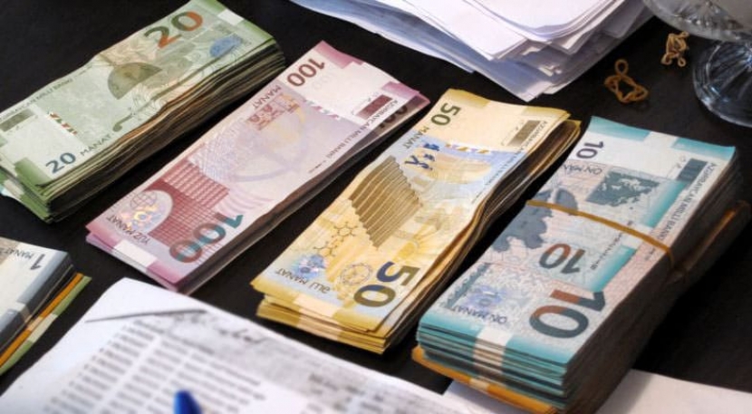 Азербайджанский манат девальвировали на 33,5%