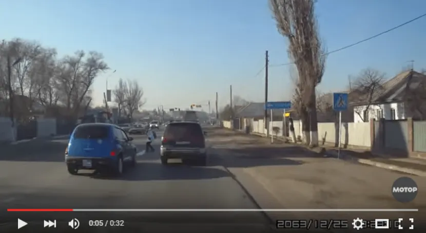 Девочку чуть не сбили на пешеходном переходе (ВИДЕО)