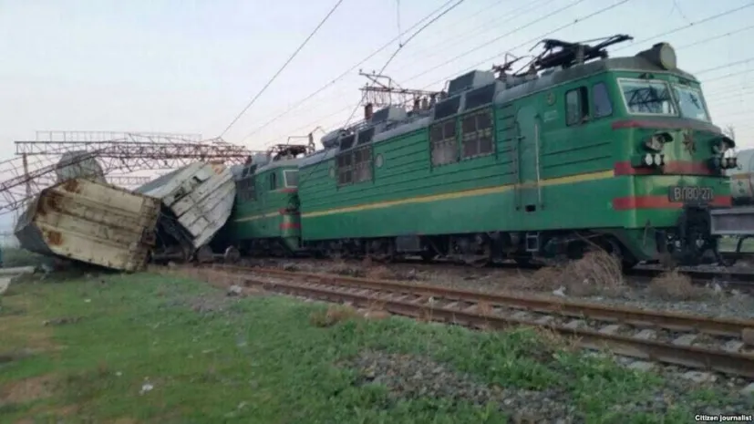 В Узбекистане столкнулись два грузовых поезда