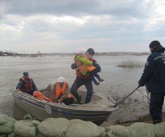 Борьба с паводками в Казахстане продолжается. ФОТО
