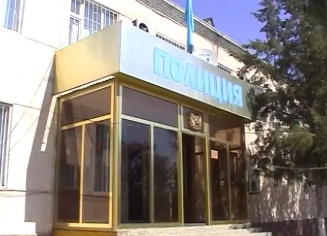 В ЮКО двое мужчин напали на полицейского