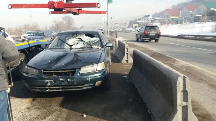 В Алматы автомобиль сбил работника коммунальных служб