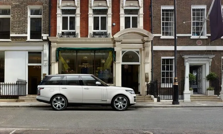 Новый Range Rover стал длиннее и тяжелее