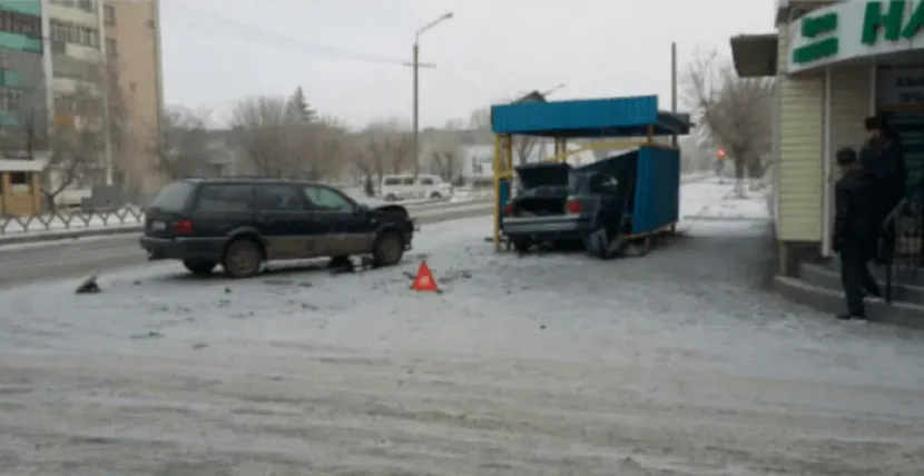 В Экибастузе автомобиль врезался в автобусную остановку