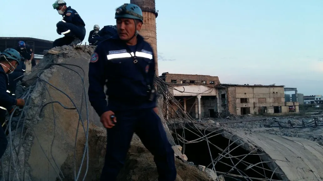 Труба ТЭЦ обрушилась на двух рабочих в Кызылорде