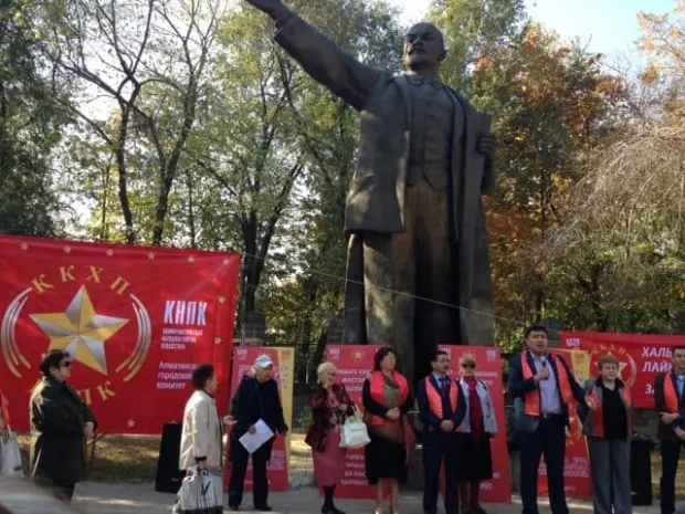 Казахстанские коммунисты заступились за пенсионеров и детей