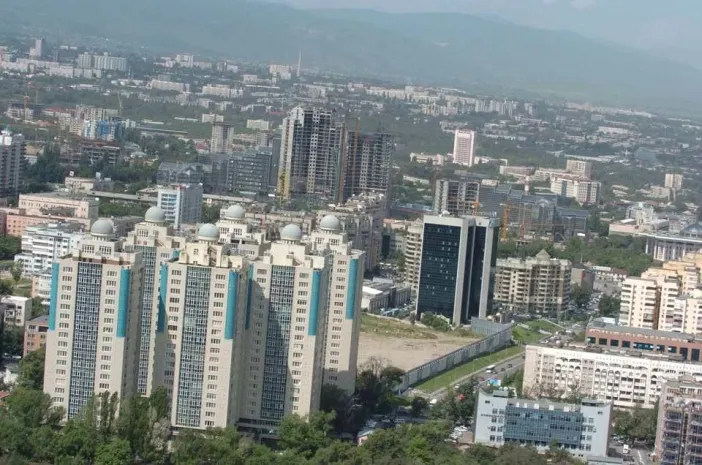 Дорожные полицейские Алматы патрулируют город на вертолетах