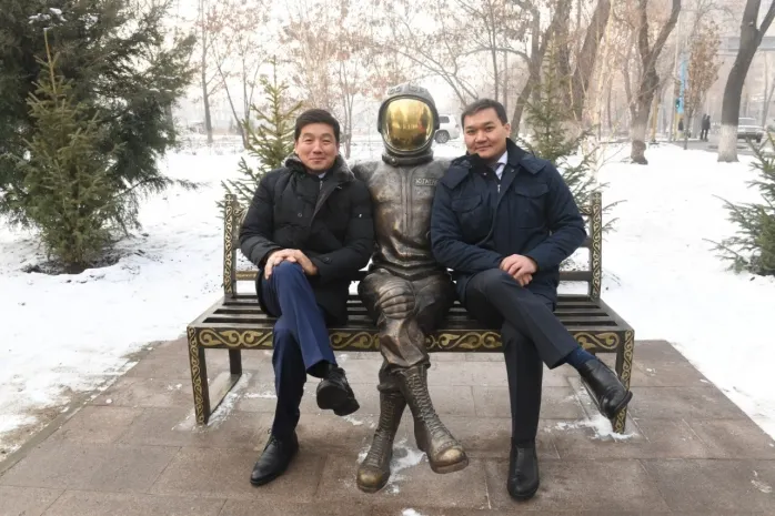 Байбек сфотографировался с Гагариным в Алматы