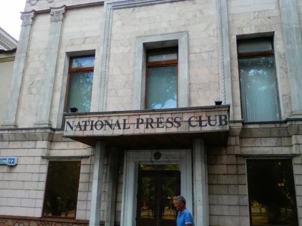 В Алматы сносят здание знаменитого пресс-клуба (ФОТО)