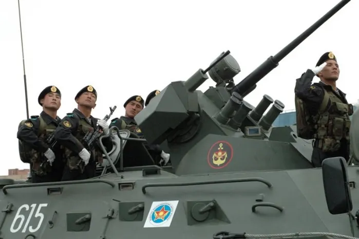 Карагандинские военные преподнесли необычный подарок ветерану