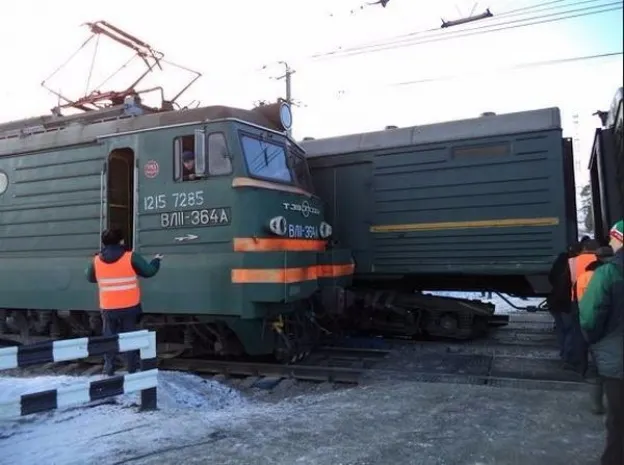 В Карагандинской области сошел с рельсов электровоз